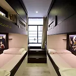 فري هوستلز *