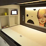 فري هوستلز *