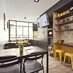 فري هوستلز * برشلونة